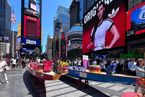 Tourists and New Yorkers had front-row seats to the awakening ceremony of the Hong Kong Dragon Boat Festival in New York in the heart of New York’s Times Square.  