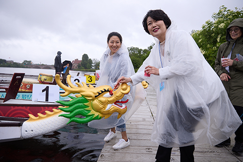 The 45th Boston Hong Kong Dragon Boat Festival was held on June 9. Picture shows the Director of the HKETONY Maisie Ho (left), with the Cultural Counselor of the Consulate General of People's Republic of China in New York, Shang Jiyuan (right), dotting the eyes of the Brand Hong Kong dragon boat. 